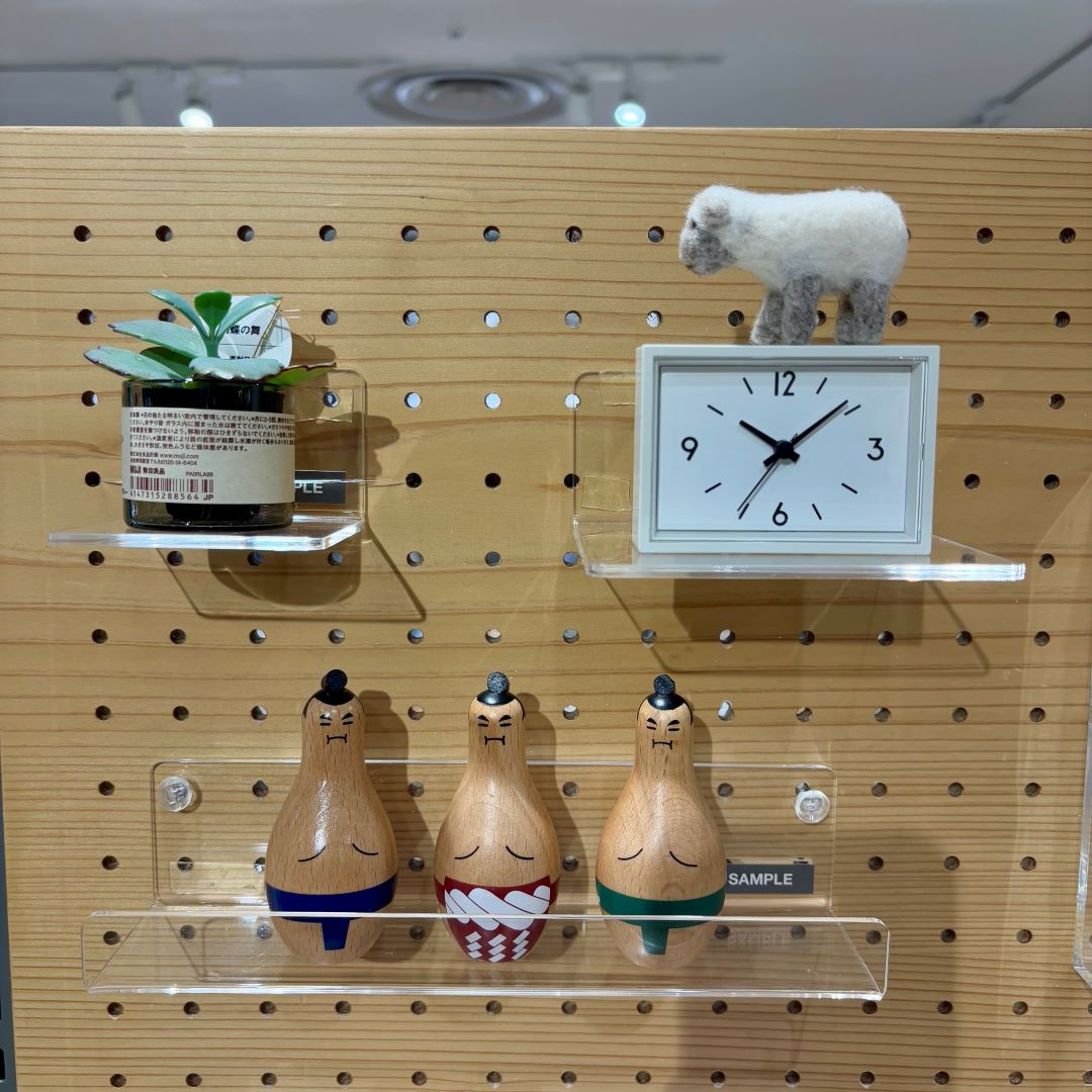 直江津】気軽にお部屋の模様替え。壁に付けられるアクリルディスプレイ